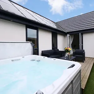 sunflower-luxury-2-bed-cottage-w-private-hot-tub.yorkshirehotels.net/